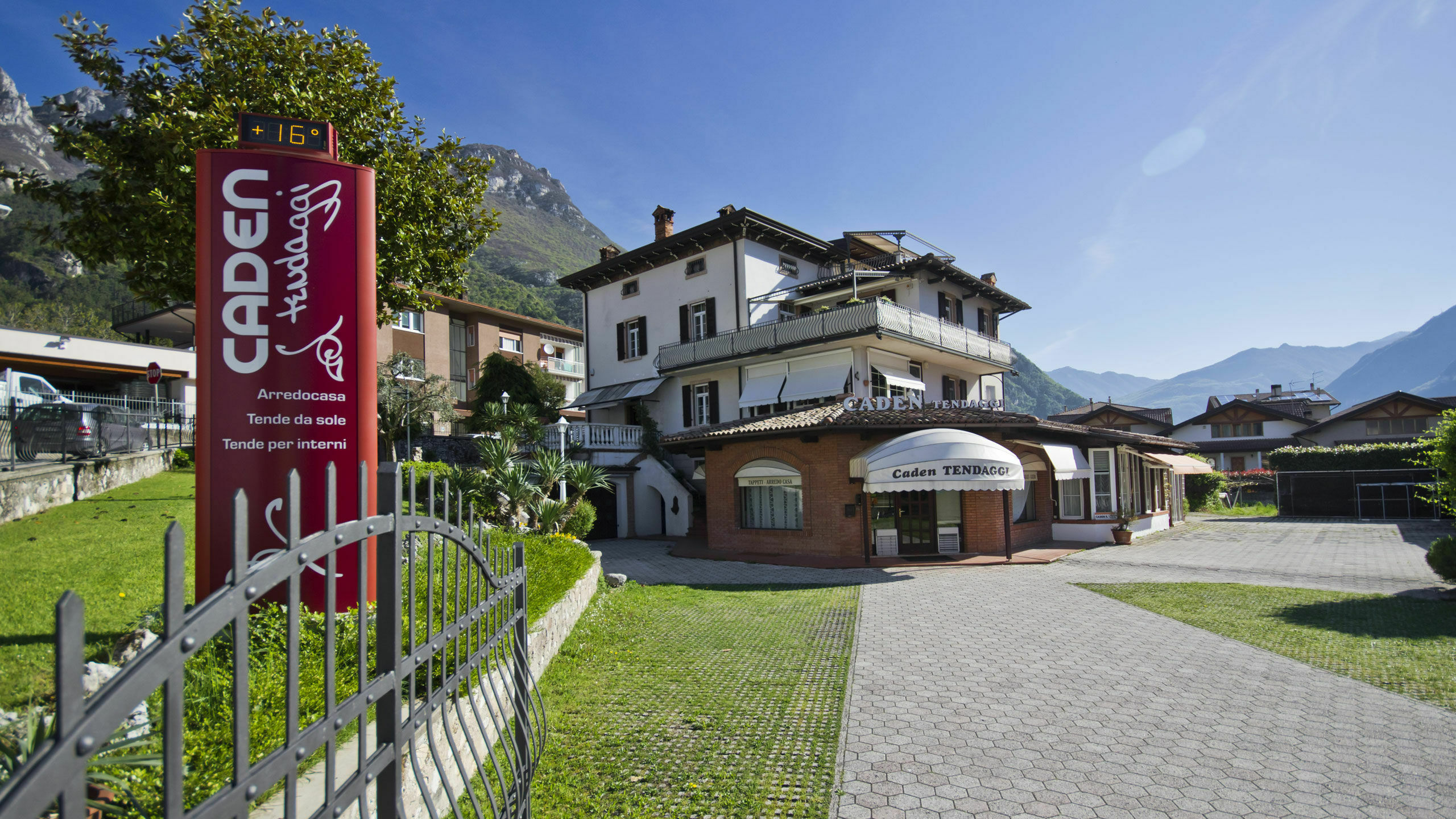 Caden Tendaggi ad Avio. Progettazione e produzione tende da sole, tende per interni, zanzariere, perolati, tende bioclimatiche.  CADEN TENDAGGI DI CADEN PAOLO E MARCELLO SNC | PRODOTTI