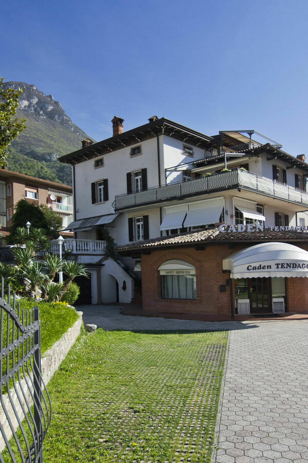 Caden Tendaggi ad Avio. Progettazione e produzione tende da sole, tende per interni, zanzariere, perolati, tende bioclimatiche.  CADEN TENDAGGI DI CADEN PAOLO E MARCELLO SNC | PRODOTTI