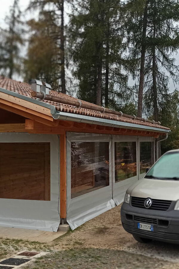 Caden Tendaggi ad Avio. Progettazione e produzione tende da sole, tende per interni, zanzariere, perolati, tende bioclimatiche.  CADEN TENDAGGI DI CADEN PAOLO E MARCELLO SNC | Lavori speciali